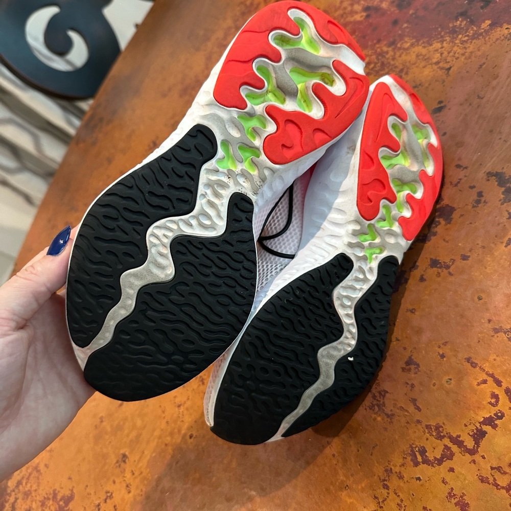 Nike Renew Run Women’s Sneaker CW5637-600 - Picture 11 of 12
